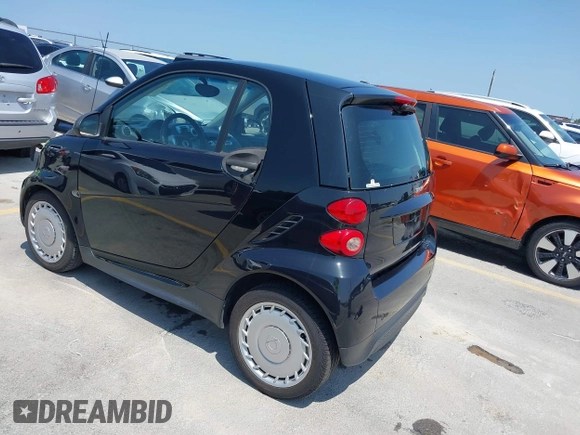 2015 Smart fortwo Passion z VIN WMEEJ3BA9FK805052, wystawiony jako IAAI lot #42522066 z przebiegiem 101 506 mil mil oraz . Historia ofert i sprzedaży dostępna na DreamBid. Obrazek 3.