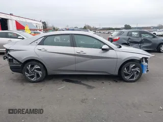 2024 Hyundai Elantra SEL z VIN KMHLS4DG1RU843180, wystawiony jako IAAI lot #41461928 z przebiegiem 514 mil mil oraz . Historia ofert i sprzedaży dostępna na DreamBid. Obrazek 14.