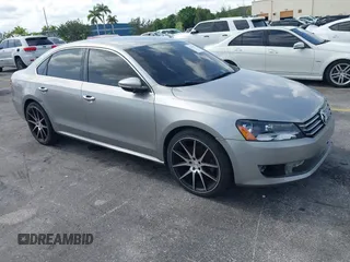 2012 Volkswagen Passat SE z VIN 1VWBH7A3XCC069006, wystawiony jako IAAI lot #42393437 z przebiegiem 157 039 mil mil oraz . Historia ofert i sprzedaży dostępna na DreamBid. Obrazek 1.