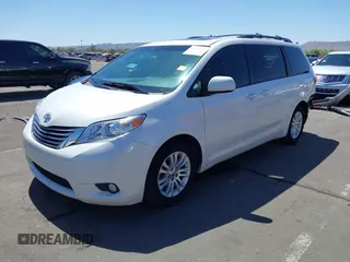 2017 Toyota Sienna XLE Auto Access Seat z VIN 5TDYZ3DC1HS889513, wystawiony jako IAAI lot #42290751 z przebiegiem 135 988 mil mil oraz . Historia ofert i sprzedaży dostępna na DreamBid. Obrazek 2.