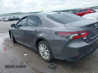 2024 Toyota Camry LE z VIN 4T1C11AK2RU879602, wystawiony jako IAAI lot #42162353 z przebiegiem 6 185 mil mil oraz . Historia ofert i sprzedaży dostępna na DreamBid. Obrazek 3.