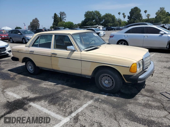 1983 Mercedes-Benz 300 D z VIN WDBAB33AXDB017451, wystawiony jako Copart lot #60463935 z przebiegiem 314 995 mil mil oraz Czysty tytuł • Clean title. Historia ofert i sprzedaży dostępna na DreamBid. Obrazek 4.