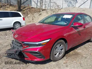 2025 Hyundai Elantra SE z VIN KMHLL4DG4SU856802, wystawiony jako IAAI lot #42102646 z przebiegiem 1 555 mil mil oraz . Historia ofert i sprzedaży dostępna na DreamBid. Obrazek 21.