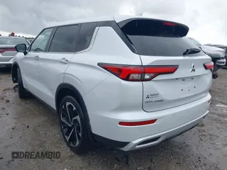 2022 Mitsubishi Outlander SE z VIN JA4J3UA86NZ013601, wystawiony jako IAAI lot #42009537 z przebiegiem 56 293 mil mil oraz . Historia ofert i sprzedaży dostępna na DreamBid. Obrazek 3.