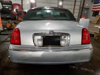 2002 Lincoln Town Car Signature z VIN 1LNHM82W02Y665486, wystawiony jako Copart lot #41381275 z przebiegiem Nie podano mil oraz Szkoda całkowita • Salvage title. Historia ofert i sprzedaży dostępna na DreamBid. Obrazek 6.