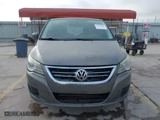 2010 Volkswagen Routan SE with VIN 2V4RW3D1XAR407847, listed as a IAAI auction lot 42020588 with 233,095 mi miles. Bid and sale history available at carsss.com. Image 12.