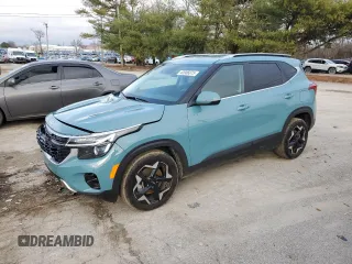 2025 Kia Seltos EX z VIN KNDERCAAXS7674526, wystawiony jako Copart lot #43906075 z przebiegiem 4430 mil mil oraz Szkody całkowita. Historia ofert i sprzedaży dostępna na DreamBid. Obrazek 1.