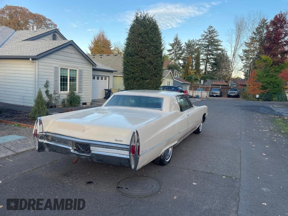 1968 Cadillac DeVille z VIN J8295891, wystawiony jako Copart lot #80172544 z przebiegiem 82 126 mil mil oraz Czysty tytuł • Clean title. Historia ofert i sprzedaży dostępna na DreamBid. Obrazek 4.
