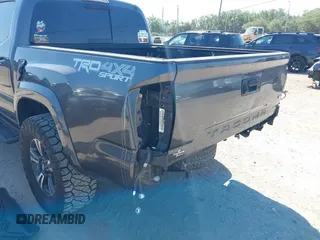 2017 Toyota Tacoma SR5 z VIN 3TMCZ5AN4HM052380, wystawiony jako IAAI lot #42277918 z przebiegiem 62 238 mil mil oraz . Historia ofert i sprzedaży dostępna na DreamBid. Obrazek 6.