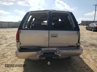 2000 GMC Denali z VIN 1GKEK13R2YR138523, wystawiony jako Copart lot #77609804 z przebiegiem 203 514 mil mil oraz Szkody całkowita. Historia ofert i sprzedaży dostępna na DreamBid. Obrazek 6.