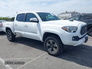 2018 Toyota Tacoma SR5 z VIN 3TMAZ5CN7JM063352, wystawiony jako IAAI lot #42289276 z przebiegiem 84 360 mil mil oraz . Historia ofert i sprzedaży dostępna na DreamBid. Obrazek 1.