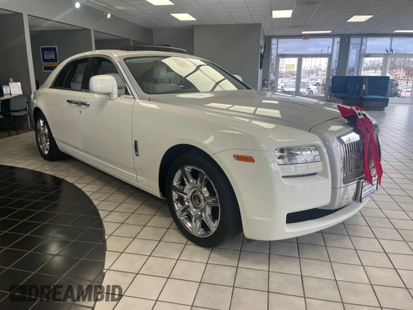 2010 Rolls-Royce Ghost z VIN SCA664S57AUX48643, wystawiony jako Copart lot #83959114 z przebiegiem 52 605 mil mil oraz Czysty tytuł • Clean title. Historia ofert i sprzedaży dostępna na DreamBid. Obrazek 1.