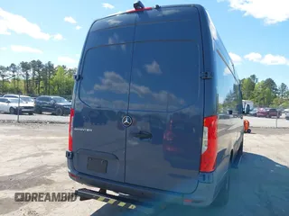 2019 Mercedes-Benz Sprinter Cargo z VIN WD4PF1CD4KT006098, wystawiony jako IAAI lot #42039521 z przebiegiem 80 537 mil mil oraz . Historia ofert i sprzedaży dostępna na DreamBid. Obrazek 16.