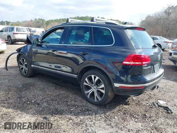 2017 Volkswagen Touareg Wolfsburg Edition z VIN WVGRF7BP6HD006748, wystawiony jako IAAI lot #41483215 z przebiegiem 97 816 mil mil oraz . Historia ofert i sprzedaży dostępna na DreamBid. Obrazek 3.