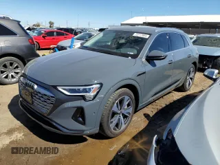 2024 Audi Q8 e-tron Premium Plus z VIN WA15AAGE0RB029861, wystawiony jako Copart lot #72717464 z przebiegiem 13 400 mil mil oraz Szkody całkowita. Historia ofert i sprzedaży dostępna na DreamBid. Obrazek 1.