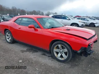 2014 Dodge Challenger SXT z VIN 2C3CDYAG5EH126745, wystawiony jako IAAI lot #42045714 z przebiegiem 157 797 mil mil oraz . Historia ofert i sprzedaży dostępna na DreamBid. Obrazek 1.