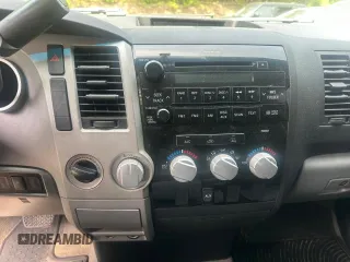 2009 Toyota Tundra z VIN 5TFBT54179X015051, wystawiony jako Copart lot #59124915 z przebiegiem 137 889 mil mil oraz Tytuł czysty. Historia ofert i sprzedaży dostępna na DreamBid. Obrazek 9.