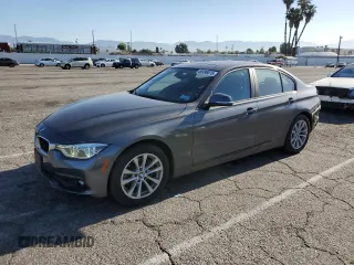 2018 BMW 3 Series 320i xDrive z VIN WBA8A3C52JA505765, wystawiony jako Copart lot #56996075 z przebiegiem 42 389 mil mil oraz Szkoda całkowita • Salvage title. Historia ofert i sprzedaży dostępna na DreamBid. Obrazek 1.