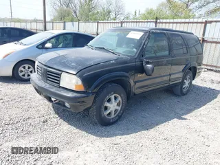 1998 Oldsmobile Bravada z VIN 1GHDT13W4W2715305, wystawiony jako IAAI lot #42061884 z przebiegiem 146 269 mil mil oraz . Historia ofert i sprzedaży dostępna na DreamBid. Obrazek 2.