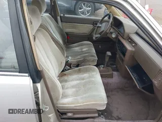 1985 Toyota Camry z VIN JT2SV16E9F0351378, wystawiony jako IAAI lot #42194705 z przebiegiem 192 476 mil mil oraz . Historia ofert i sprzedaży dostępna na DreamBid. Obrazek 5.