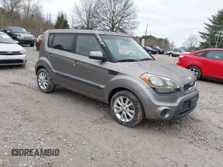 2013 Kia Soul + z VIN KNDJT2A67D7527959, wystawiony jako IAAI lot #41728836 z przebiegiem 101 738 mil mil oraz . Historia ofert i sprzedaży dostępna na DreamBid. Obrazek 1.