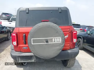 2024 Ford Bronco z VIN 1FMEE1BP8RLA06515, wystawiony jako IAAI lot #42285341 z przebiegiem 17 102 mil mil oraz . Historia ofert i sprzedaży dostępna na DreamBid. Obrazek 17.