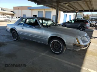 1983 Ford Mustang z VIN 1FABP26A1DF176922, wystawiony jako Copart lot #46378435 z przebiegiem 63 106 mil mil oraz Czysty tytuł • Clean title. Historia ofert i sprzedaży dostępna na DreamBid. Obrazek 4.
