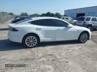 2016 Tesla Model S 70 z VIN 5YJSA1E16GF129997, wystawiony jako IAAI lot #42108270 z przebiegiem Nie podano mil oraz . Historia ofert i sprzedaży dostępna na DreamBid. Obrazek 13.