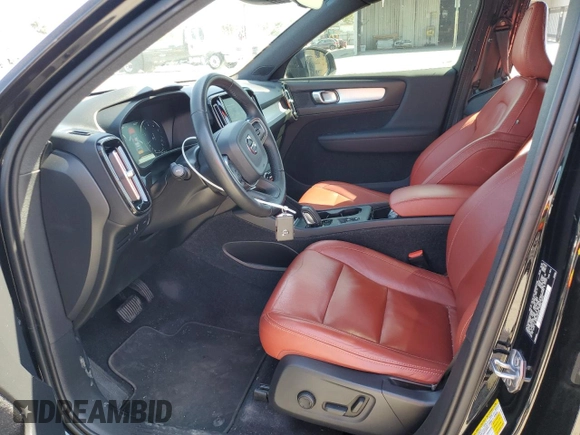 2019 Volvo XC40 Momentum z VIN YV4162UK3K2110085, wystawiony jako Copart lot #54075235 z przebiegiem 32 305 mil mil oraz Szkoda całkowita • Salvage title. Historia ofert i sprzedaży dostępna na DreamBid. Obrazek 7.
