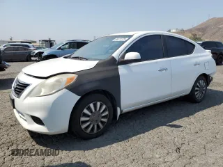 2014 Nissan Versa SV z VIN 3N1CN7AP1EK444994, wystawiony jako Copart lot #64471375 z przebiegiem 86 608 mil mil oraz Szkoda całkowita • Salvage title. Historia ofert i sprzedaży dostępna na DreamBid. Obrazek 1.