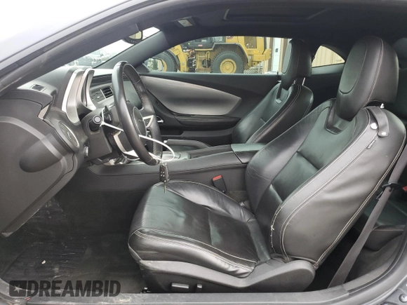 2010 Chevrolet Camaro 2LT z VIN 2G1FC1EV0A9165381, wystawiony jako Copart lot #60524125 z przebiegiem 223 056 mil mil oraz Szkoda całkowita • Salvage title. Historia ofert i sprzedaży dostępna na DreamBid. Obrazek 7.