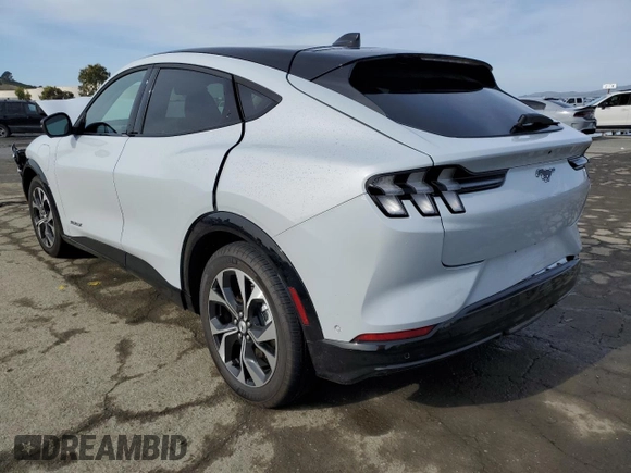 2022 Ford Mustang Mach-E Premium z VIN 3FMTK3SU7NMA49432, wystawiony jako Copart lot #36591543 z przebiegiem 993 mil mil oraz . Historia ofert i sprzedaży dostępna na DreamBid. Obrazek 2.