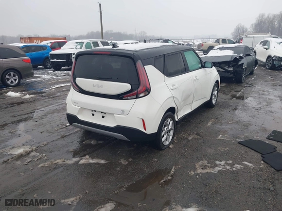 2024 Kia Soul LX with VIN KNDJ23AU4R7228976, listed as a IAAI auction lot 41568910 with 8,967 mi miles. Bid and sale history available at carsss.com. Image 4.