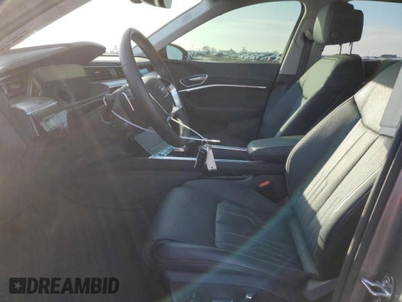 2021 Audi e-tron Prestige z VIN WA1VAAGE7MB017523, wystawiony jako Copart lot #36704493 z przebiegiem 8 204 mil mil oraz . Historia ofert i sprzedaży dostępna na DreamBid. Obrazek 7.