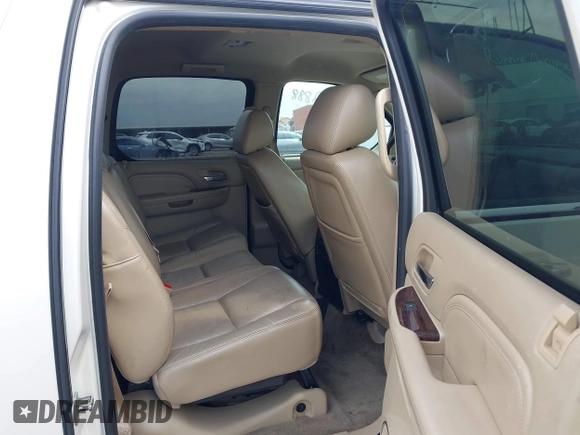 2010 Cadillac Escalade EXT z VIN 3GYVKLEF4AG171775, wystawiony jako IAAI lot #42413511 z przebiegiem Nie podano mil oraz . Historia ofert i sprzedaży dostępna na DreamBid. Obrazek 8.