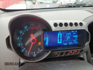 2013 Chevrolet Sonic LS z VIN 1G1JA5SH8D4237375, wystawiony jako Copart lot #47591375 z przebiegiem 65 174 mil mil oraz Czysty tytuł • Clean title. Historia ofert i sprzedaży dostępna na DreamBid. Obrazek 9.
