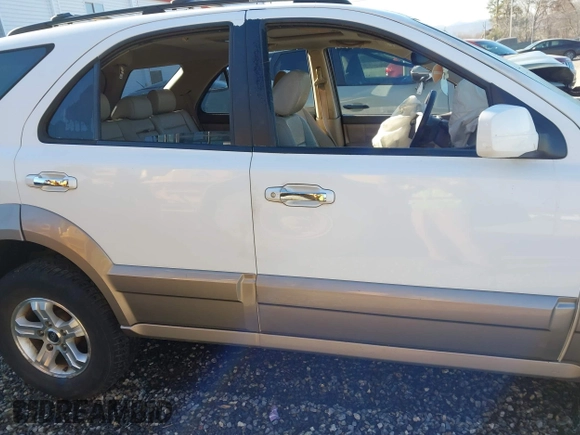 2005 Kia Sorento LX with VIN KNDJD733855444289, listed as a IAAI auction lot 41001977 with 193,973 mi miles. Bid and sale history available at carsss.com. Image 13.