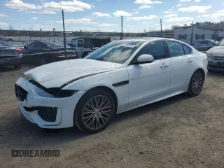 2020 Jaguar XE R-Dynamic S z VIN SAJAT4GX1LCP61713, wystawiony jako Copart lot #44902675 z przebiegiem 79 164 mil mil oraz Szkody całkowita. Historia ofert i sprzedaży dostępna na DreamBid. Obrazek 1.