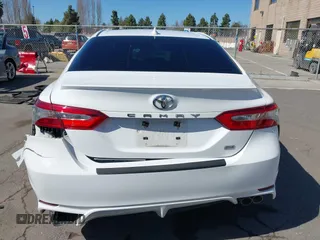 2018 Toyota Camry LE z VIN 4T1B11HKXJU146770, wystawiony jako IAAI lot #41708233 z przebiegiem 106 172 mil mil oraz . Historia ofert i sprzedaży dostępna na DreamBid. Obrazek 17.