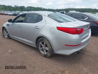 2015 Kia Optima LX z VIN 5XXGM4A70FG385024, wystawiony jako IAAI lot #42256238 z przebiegiem 162 395 mil mil oraz . Historia ofert i sprzedaży dostępna na DreamBid. Obrazek 3.