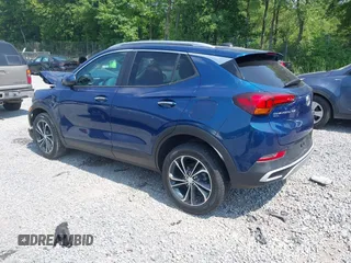 2021 Buick Encore GX Select z VIN KL4MMESL8MB090268, wystawiony jako IAAI lot #42729801 z przebiegiem 27 516 mil mil oraz . Historia ofert i sprzedaży dostępna na DreamBid. Obrazek 3.