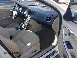 2015 Volvo S60 T5 Drive-E Premier z VIN YV140MFB4F2301427, wystawiony jako IAAI lot #41677045 z przebiegiem 103 262 mil mil oraz . Historia ofert i sprzedaży dostępna na DreamBid. Obrazek 5.