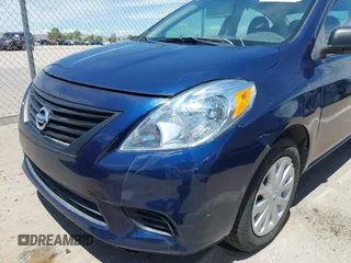 2012 Nissan Versa S z VIN 3N1CN7AP9CL824902, wystawiony jako IAAI lot #42773826 z przebiegiem 124 273 mil mil oraz . Historia ofert i sprzedaży dostępna na DreamBid. Obrazek 6.