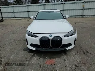 2024 BMW i4 xDrive40 z VIN WBY83FB06RFT27327, wystawiony jako Copart lot #84040704 z przebiegiem 5 137 mil mil oraz Szkoda całkowita • Salvage title. Historia ofert i sprzedaży dostępna na DreamBid. Obrazek 11.
