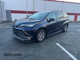 2021 Toyota Sienna XLE with VIN 5TDJSKFC6MS013236, listed as a Copart auction lot 87330814 with 182,156 mi miles and Clean Title. Bid and sale history available at carsss.com. Image 2.