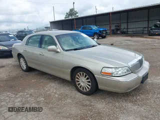 2004 Lincoln Town Car Signature z VIN 1LNHM81W84Y621045, wystawiony jako IAAI lot #42091787 z przebiegiem 164 696 mil mil oraz . Historia ofert i sprzedaży dostępna na DreamBid. Obrazek 1.