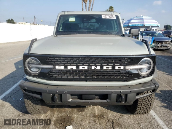 2024 Ford Bronco Wildtrak z VIN 1FMEE2BP8RLA57115, wystawiony jako Copart lot #43579085 z przebiegiem 4951 mil mil oraz Szkody całkowita. Historia ofert i sprzedaży dostępna na DreamBid. Obrazek 5.