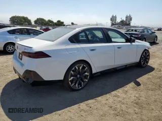 2024 BMW i5 M60 z VIN WBY43FK04RCR72042, wystawiony jako Copart lot #70827834 z przebiegiem 898 mil mil oraz Szkody całkowita. Historia ofert i sprzedaży dostępna na DreamBid. Obrazek 3.