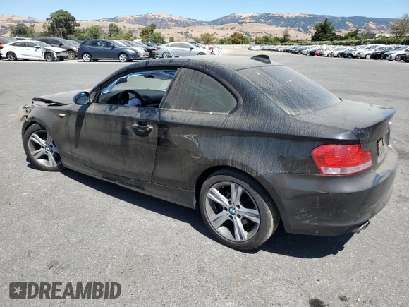 2009 BMW 1 Series 128i z VIN WBAUP73579VF06955, wystawiony jako Copart lot #68562684 z przebiegiem Nie podano mil oraz Szkoda całkowita • Salvage title. Historia ofert i sprzedaży dostępna na DreamBid. Obrazek 2.
