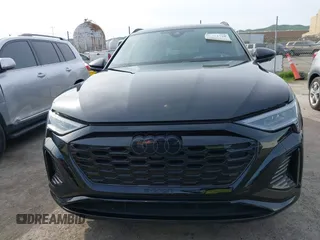 2024 Audi Q8 e-tron z VIN WA16AAGE2RB031437, wystawiony jako IAAI lot #41761720 z przebiegiem 19 579 mil mil oraz . Historia ofert i sprzedaży dostępna na DreamBid. Obrazek 13.